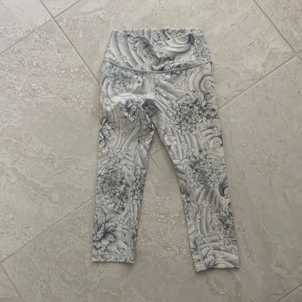 lululemon crop leggings with grey and white flower designs